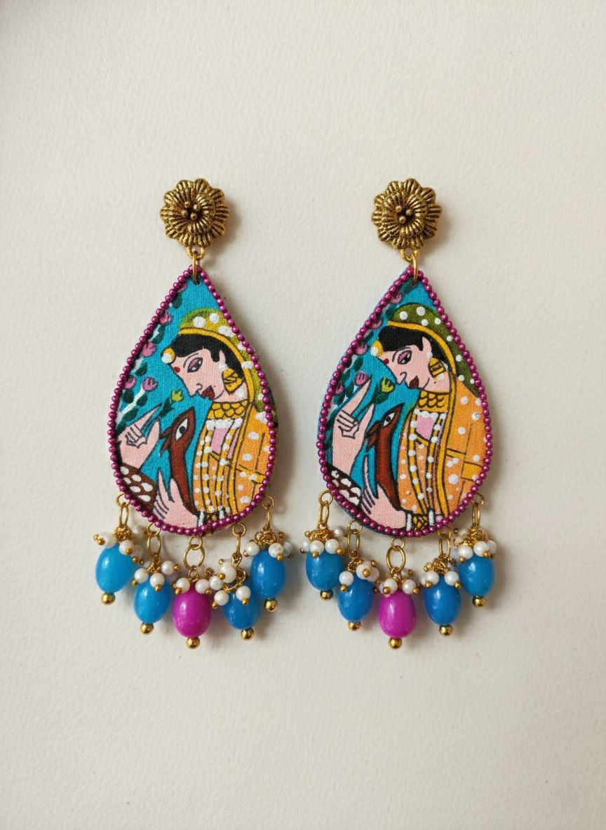 વાદળી અને ગુલાબી મણકાના ટીપાં સાથે હાથથી બનાવેલા પિચવાઈ આર્ટ ટીઅરડ્રોપ ઇયરિંગ્સ