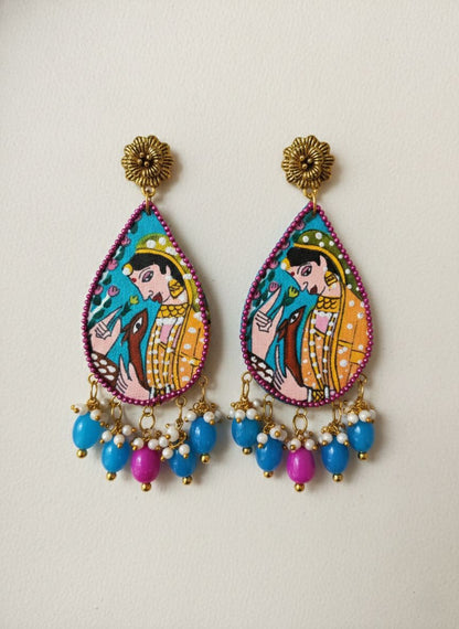 વાદળી અને ગુલાબી મણકાના ટીપાં સાથે હાથથી બનાવેલા પિચવાઈ આર્ટ ટીઅરડ્રોપ ઇયરિંગ્સ