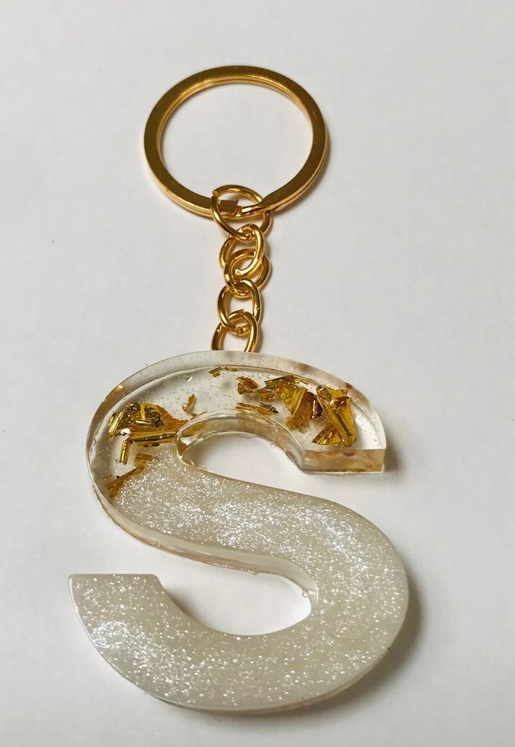 વ્યક્તિગત ગોલ્ડ ફોઇલ આલ્ફાબેટ રેઝિન કીચેન - હાથથી બનાવેલી બેગ ચાર્મ