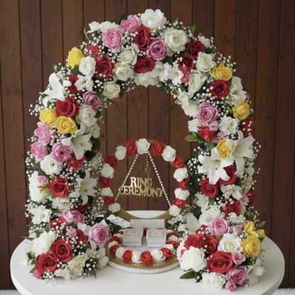 "રિંગ સેરેમની" સોનાના એક્રેલિક સાઇન સાથે ફૂલોથી શણગારેલી રિંગ સેરેમનીનો આધાર